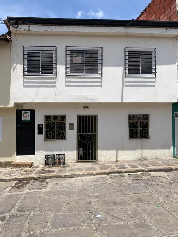 CARRERA 9 NO. 20-33 APARTAMENTO PISO 2 BARRIO EL VERGEL 