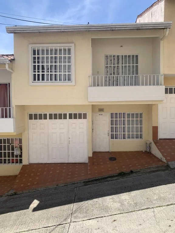CASA 15 BARRIO MIRADORES DEL RIO