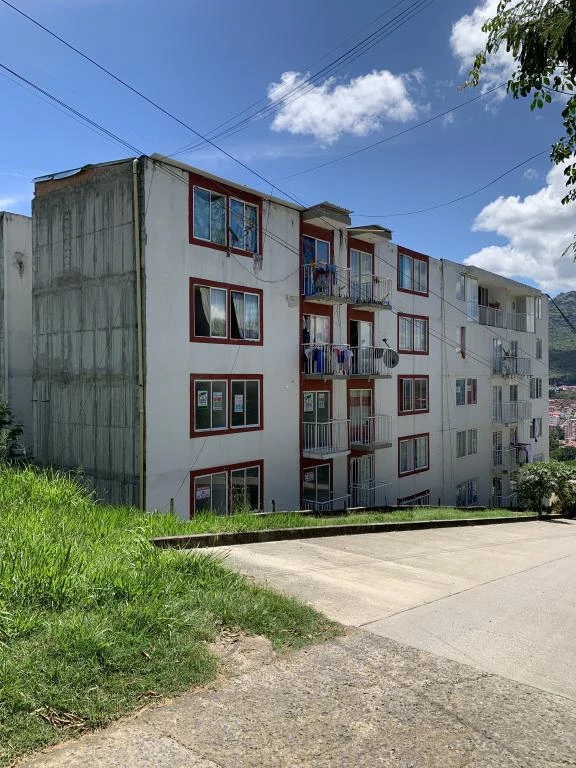 APARTAMENTO 202 BLOQUE 1 EDIFICIO MIRADORES DE LA CEIBA 