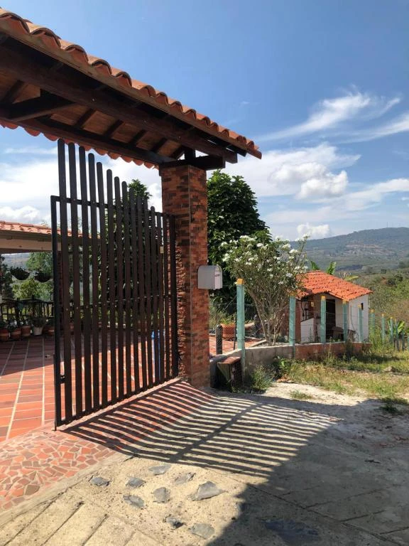 CASA CAMPESTRE VEREDA EL PALMAR-FINCA VILLA MEÑITA  MUNICIPIO CURITI 