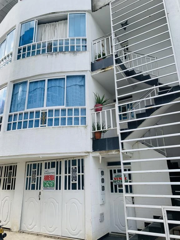 APARTAMENTO 101 EDIFICIO SANTA LAURA 22 BARRIO MIRADORES DEL BOSQUE 