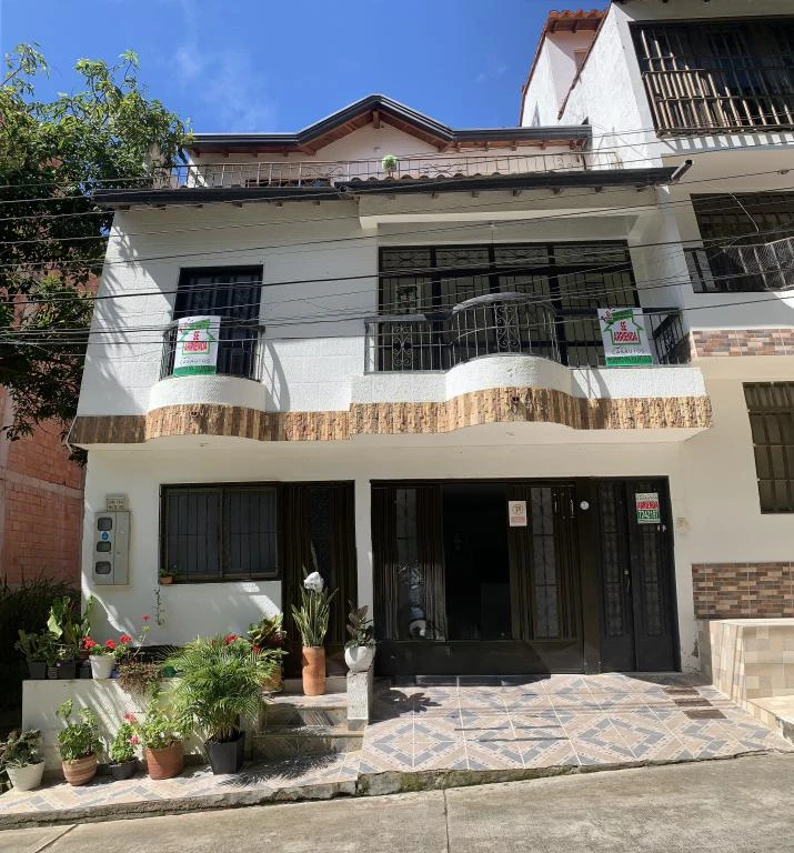 CALLE 1 SUR NO. 12-71 APTO 201 EDIFICIO CORZO ZAMBRANO BARRIO LA FLORESTA