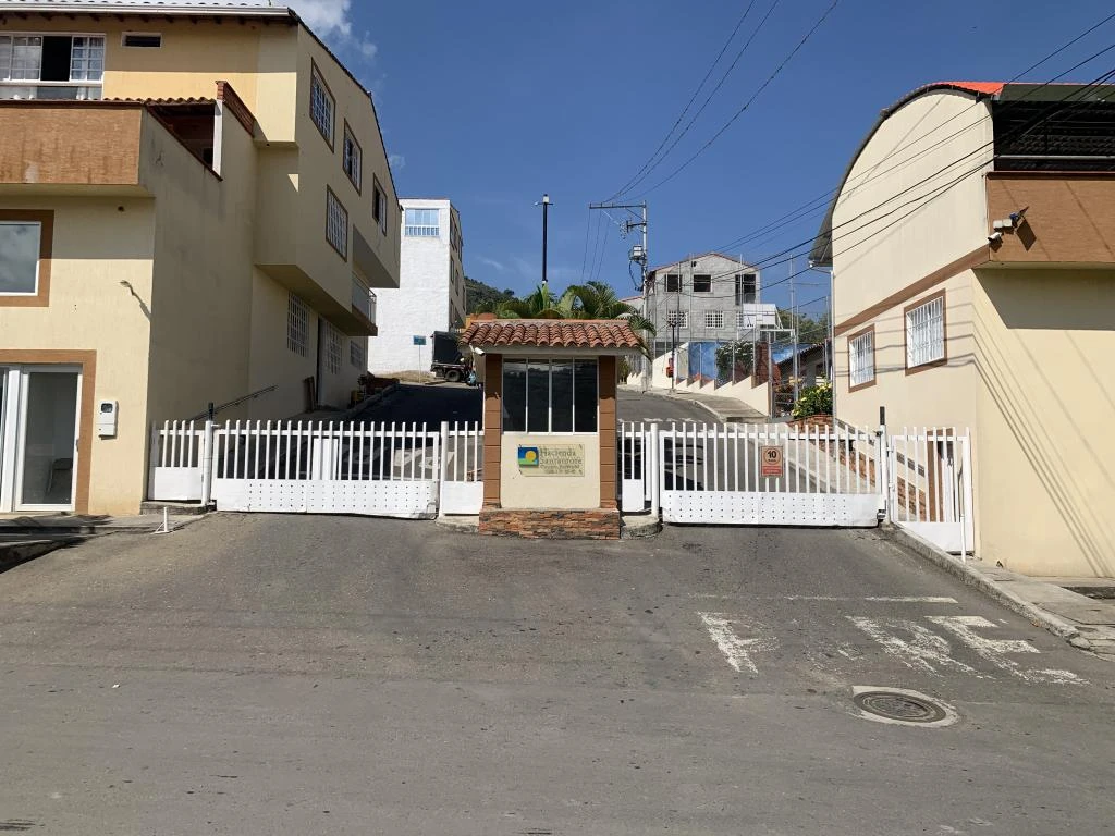 CALLE 1 NO. 23-42 APARTA- ESTUDIO 301 ALTILLO MANZ A CONJUNTO SANTAMORE BARRIO JOSE ANTONIO GALAN